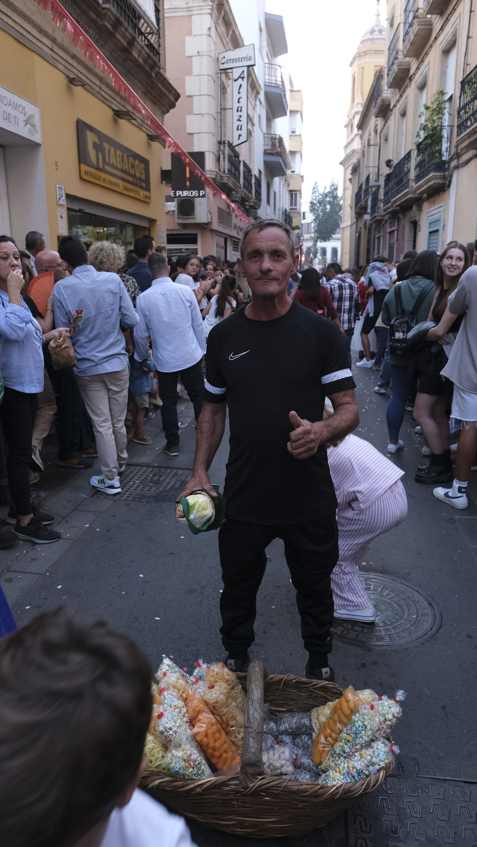 Imágenes de La Magna por las calles de Almería
