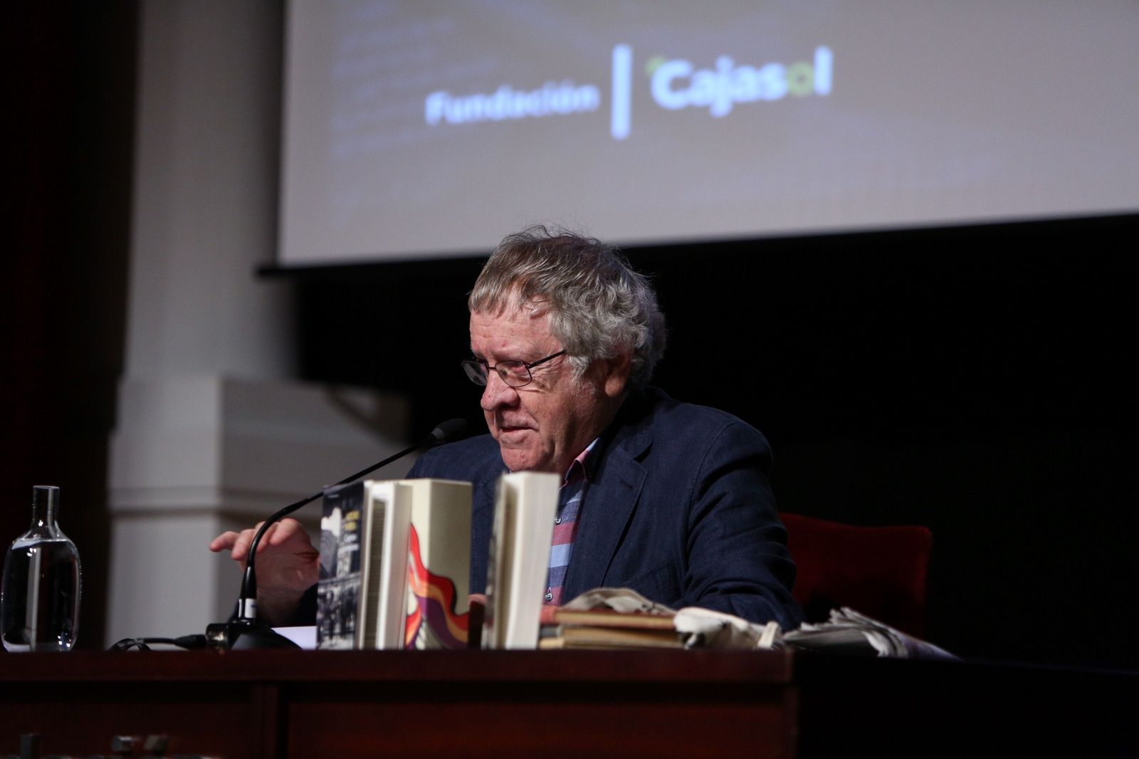 El hispanista irlandés Ian Gibson durante su intervención en la Fundación Cajasol, donde fue presentado por la profesora Aurora Labio.