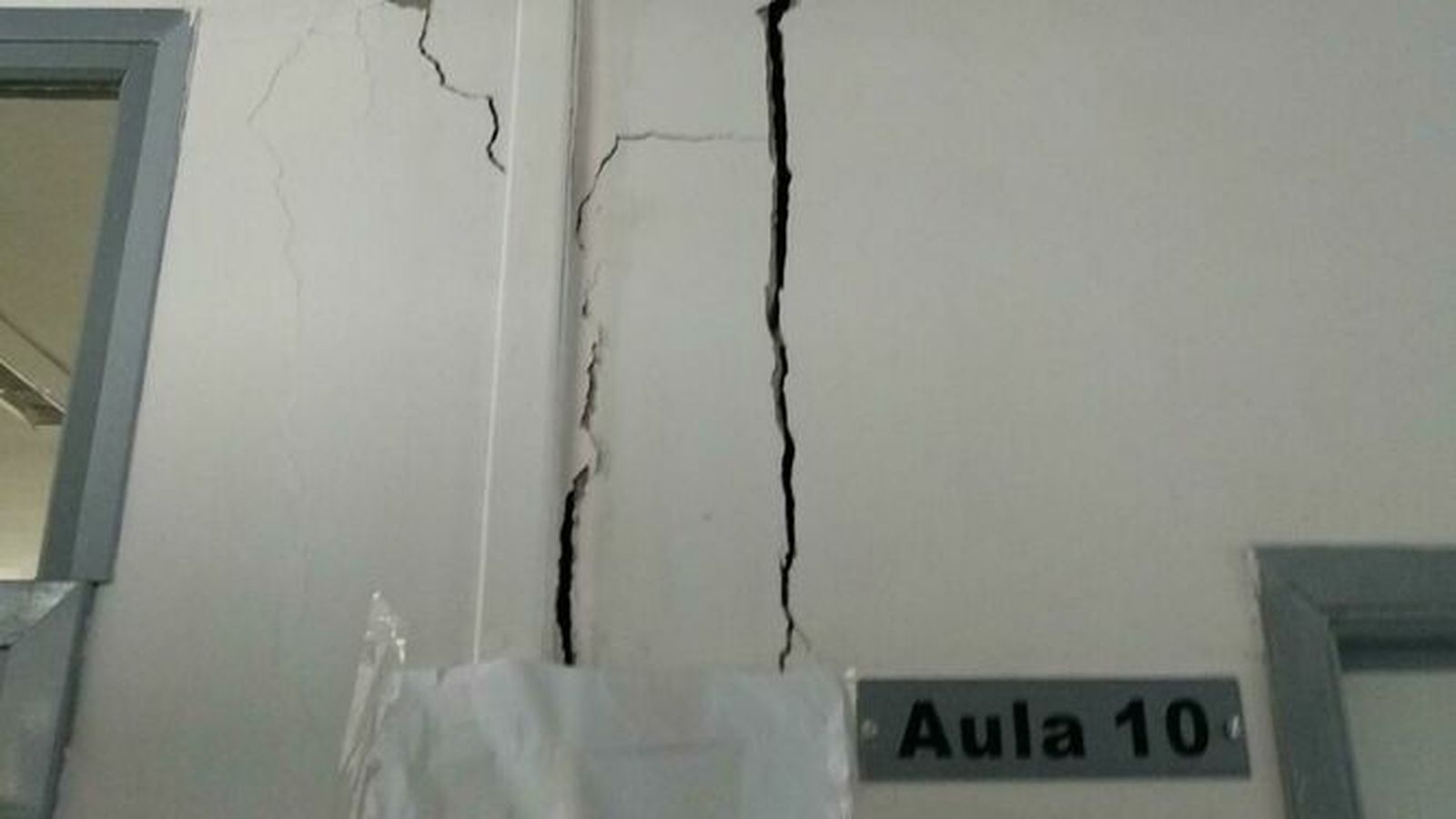 Grietas en el instituto Sierra de Líjar de Olvera.