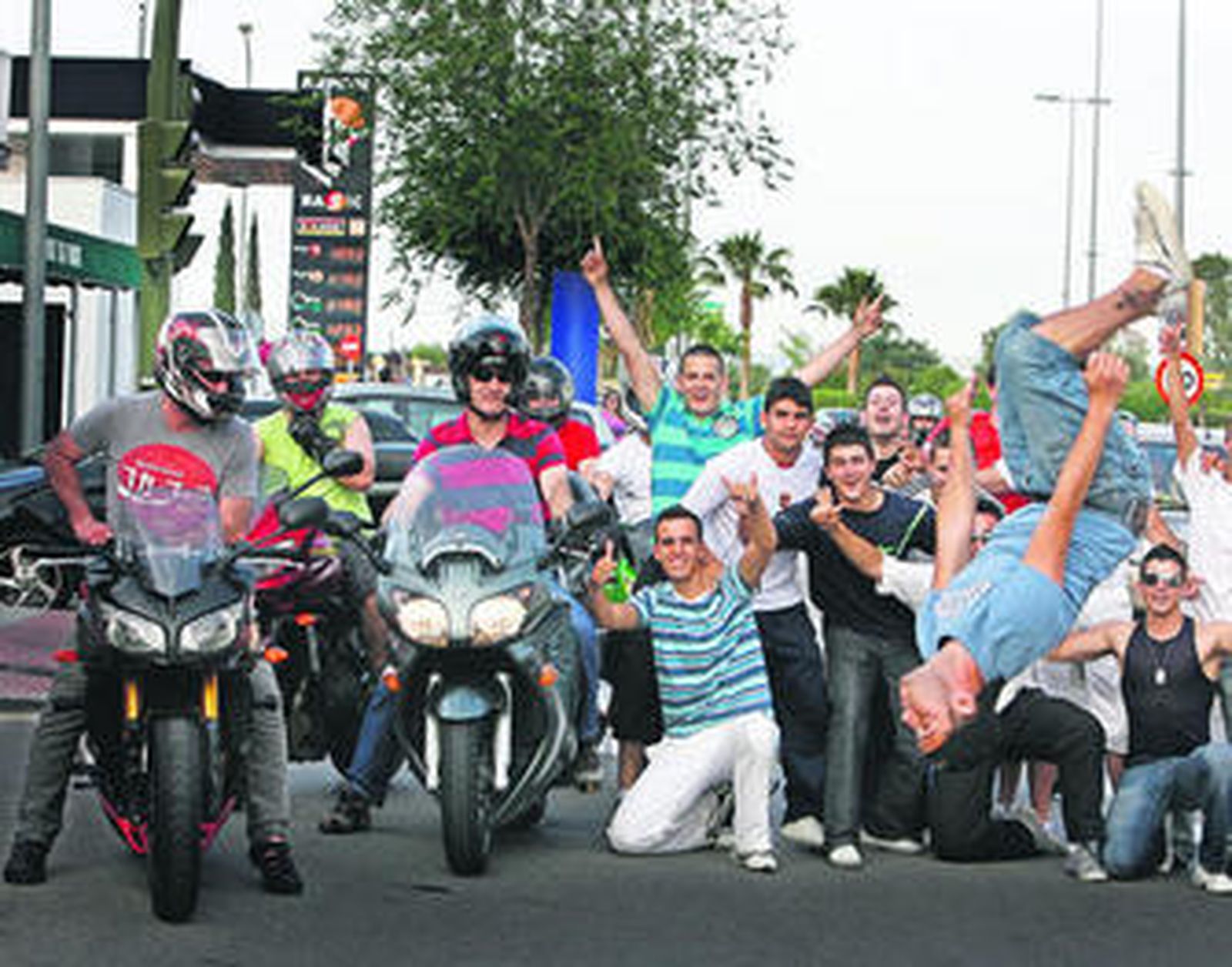 Un grupo de jóvenes jalea ayer a varios moteros en la avenida de Arcos, que volvió a ser uno de los sitios con mejor ambiente.