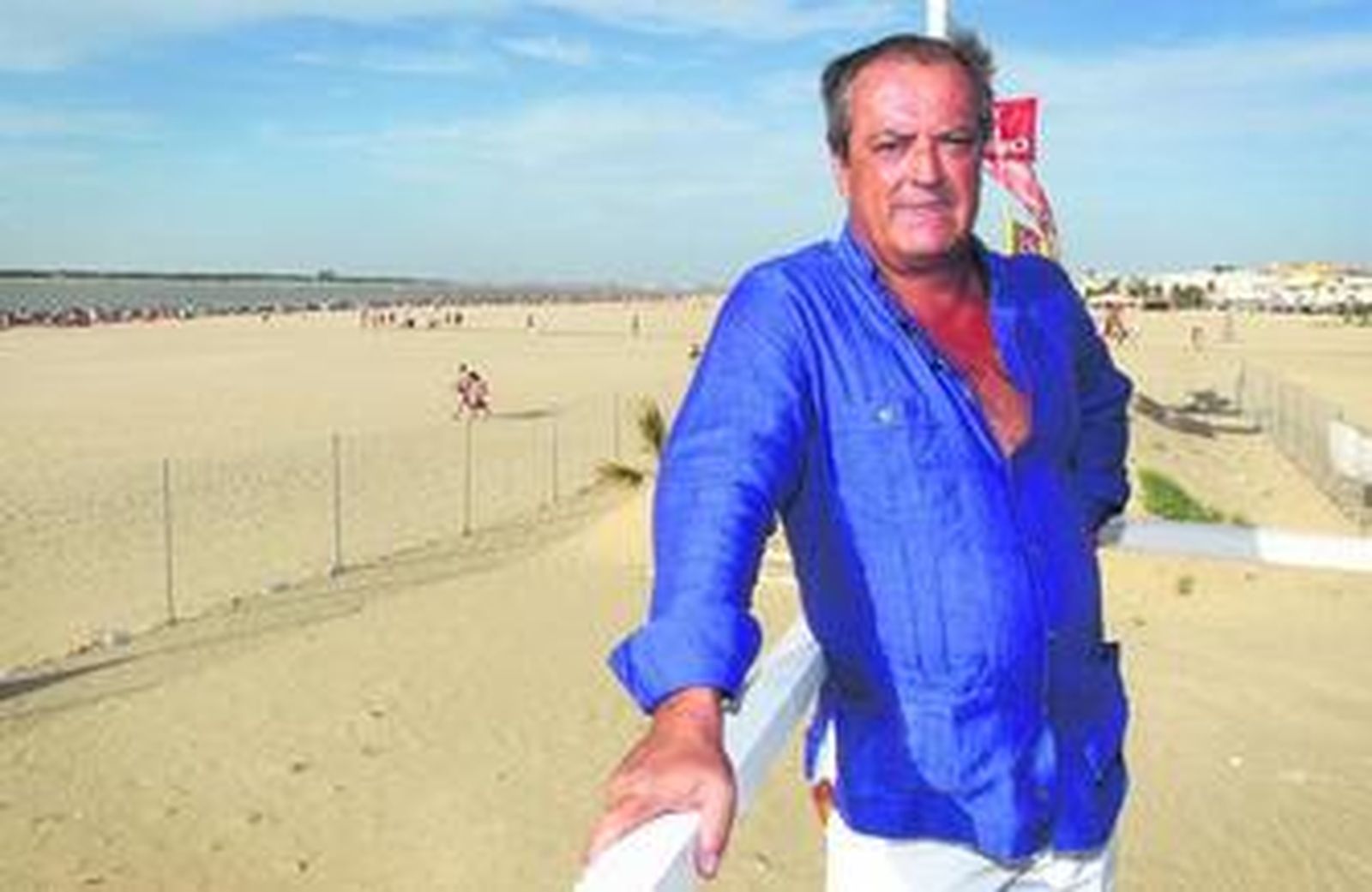 Rafael Hidalgo posa satisfecho con el hipodrómo natural en que se convierten cada año las playas de Sanlúcar al fondo.