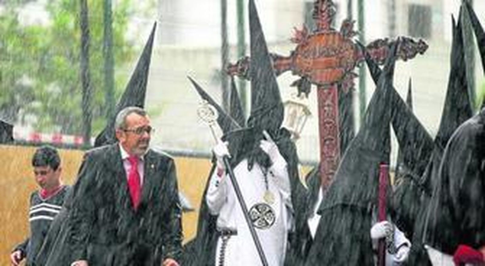 Regreso de la cruz de guía de la Cena, en su salida del pasado Domingo de Ramos.