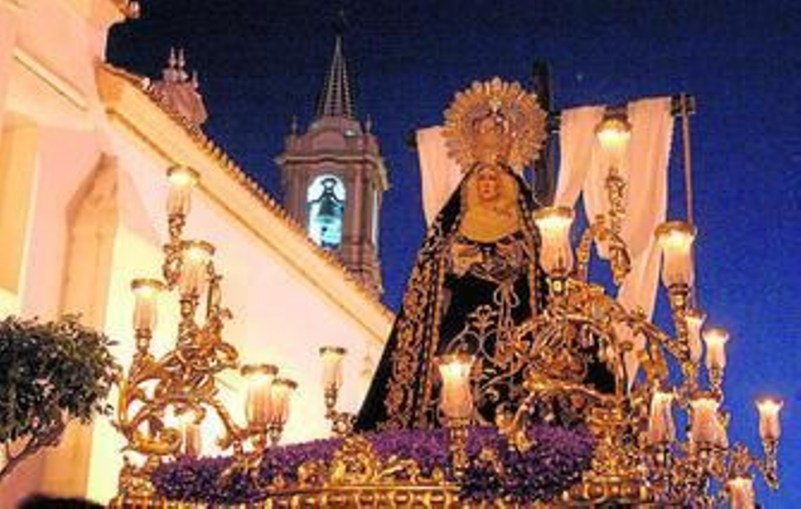 La Soledad en una de sus salidas con la iglesia de la Concepción al fondo. La Soledad en una de sus salidas con la iglesia de la Concepción al fondo.