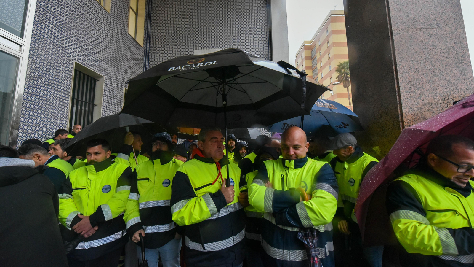 Imágenes de la entrada a los juzgados del trabjador detenido en la ultima manifestación de la plantilla Acerinox en