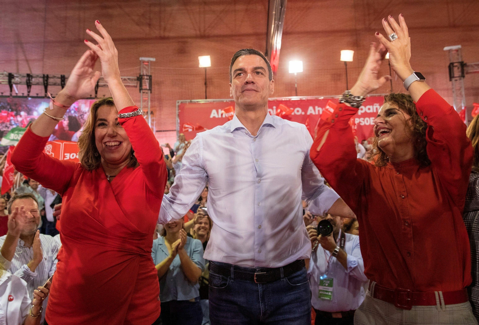 Susana Díaz y María Jesús Montero, con Pedro Sánchez en el arranque de campaña.