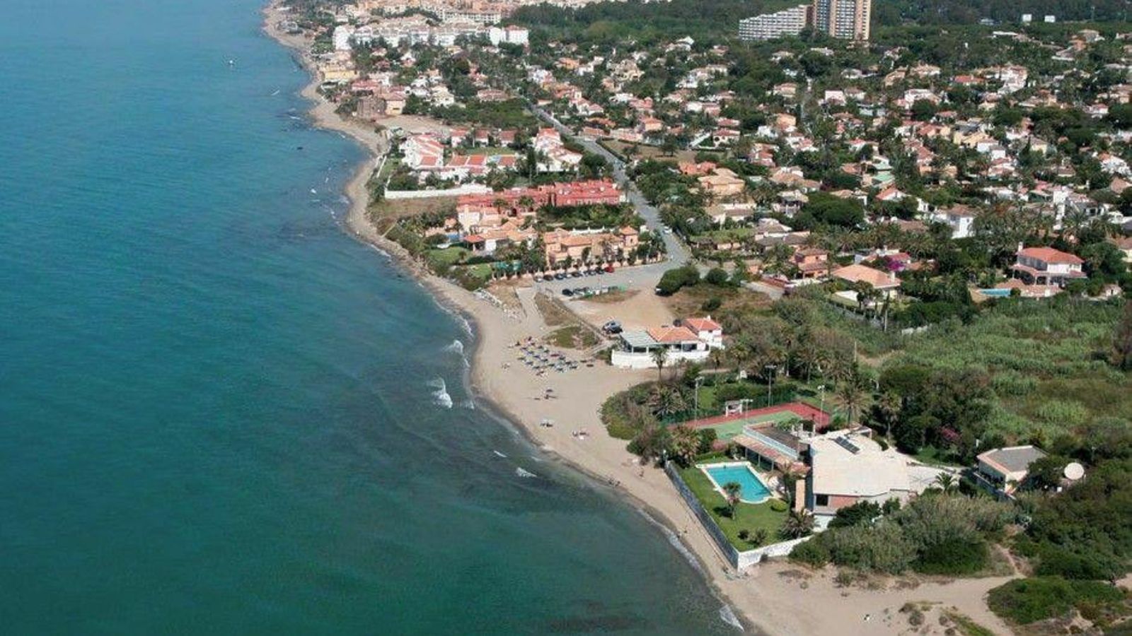 Con un ambiente familiar y arena oscura, Las Cañas es otra buena opción.