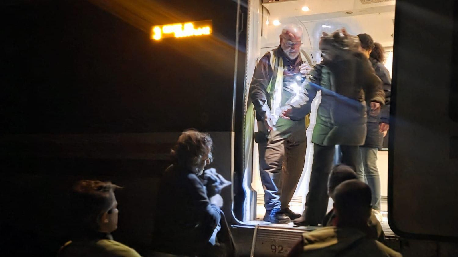 Los viajeros siendo trasbasados de un tren a otro.