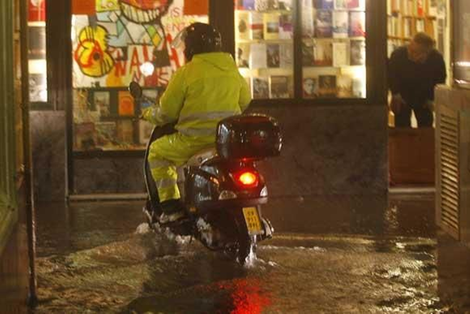 Una tormenta inunda el casco histórico. La parte más afectada fue la Plaza de San Juan de Dios y Canalejas

Foto: Julio Gonzalez/Lourdes de Vicende/Joaquin Pino/Jose Braza