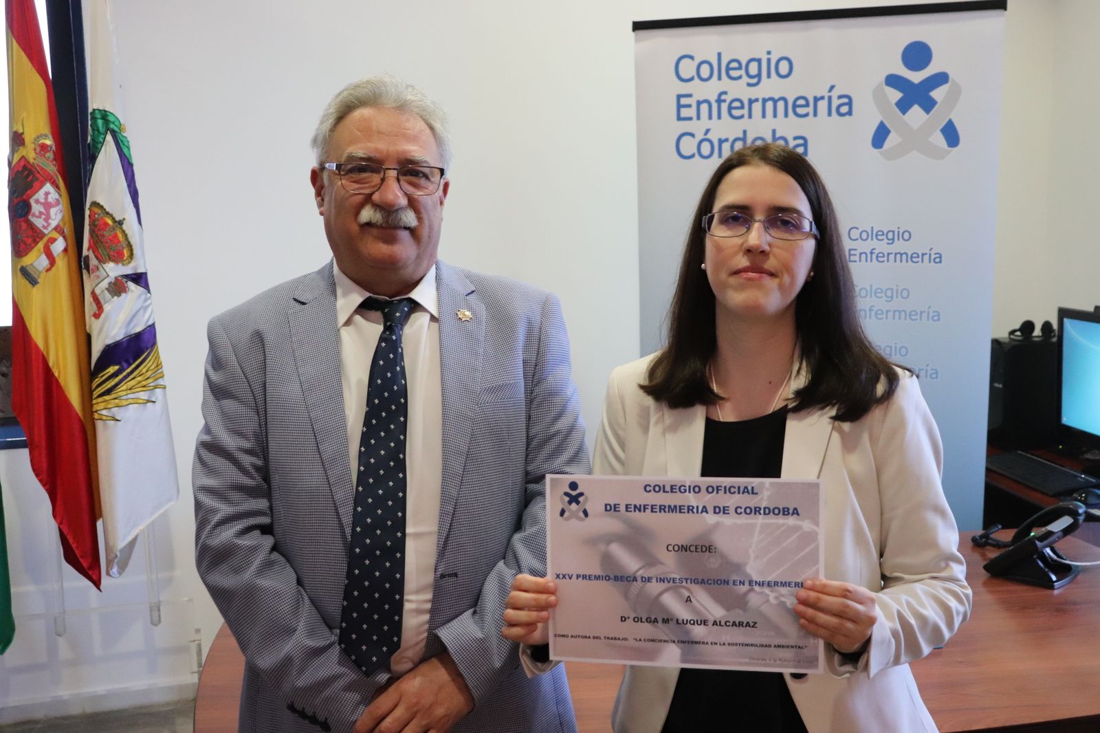 Enrique Castillo entrega el premio a Olga Luque.