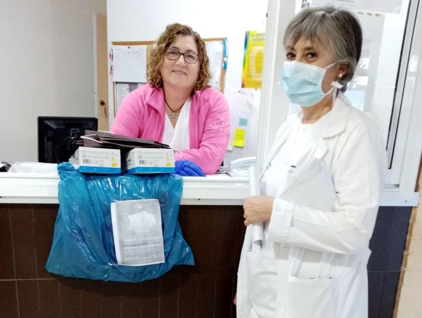 Donación de material del Grupo Por... en un centro sanitario.