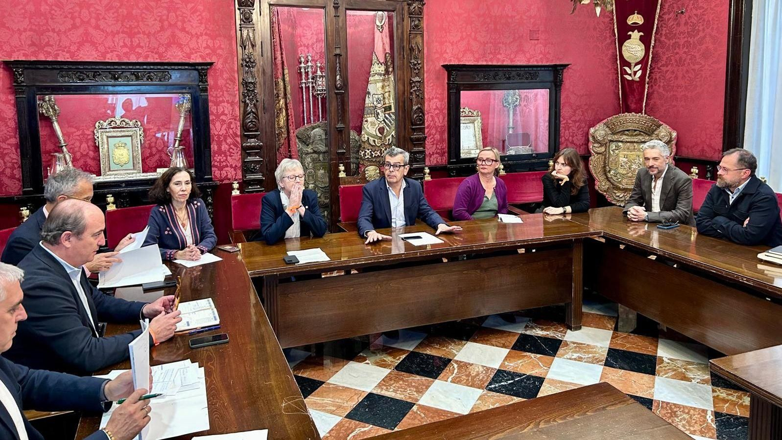 Imagen de la mesa redonda celebrada en el Ayuntamiento con representantes de Breslavia