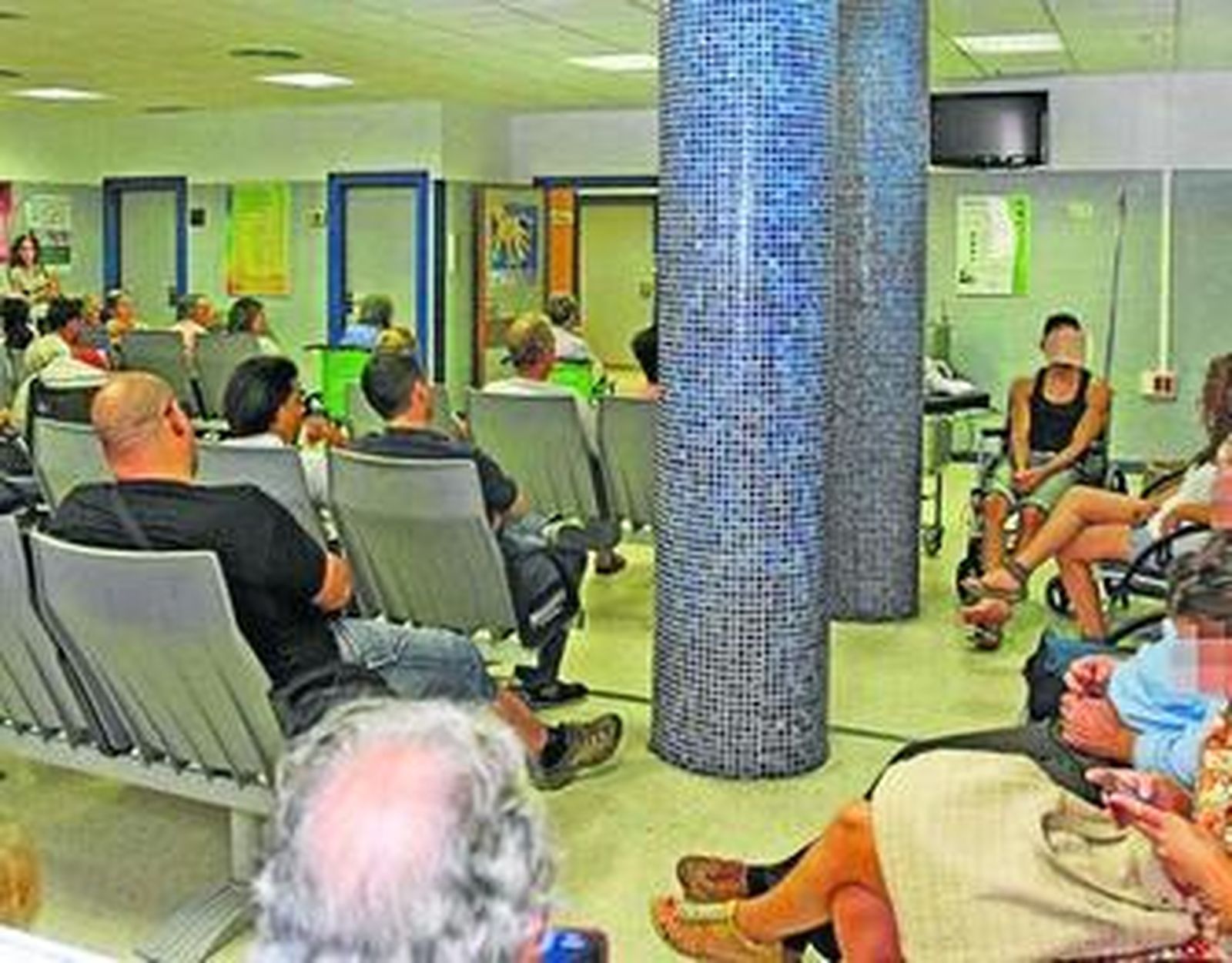 Pacientes en la sala de espera de Urgencias, este martes.
