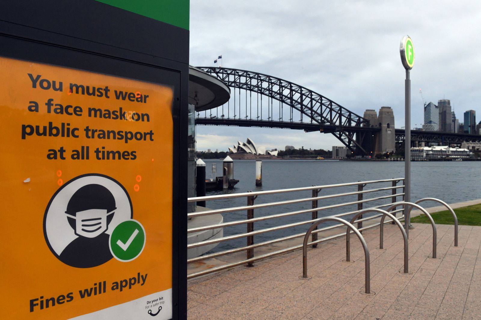 Señal con la obligatoriedad de llevar mascarilla en Sidney, Australia.
