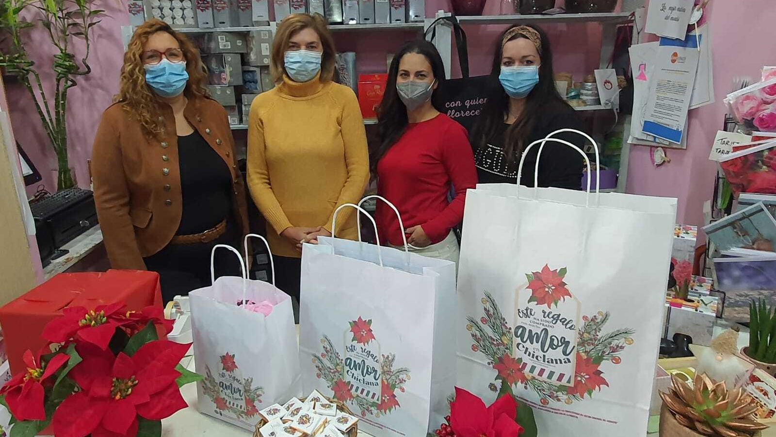 La delegada de Fomento y las representantes de Vive Chiclana, durante la presentación de la campaña.