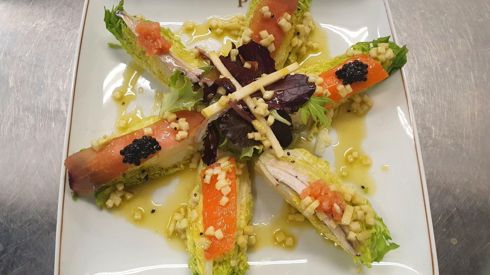 Ensalada de cogollos con salazones y boquerones en vinagre. Consiste en una ensalada de cogollos acompañada de mojama, hueva de maruca y boquerones en vinagre.