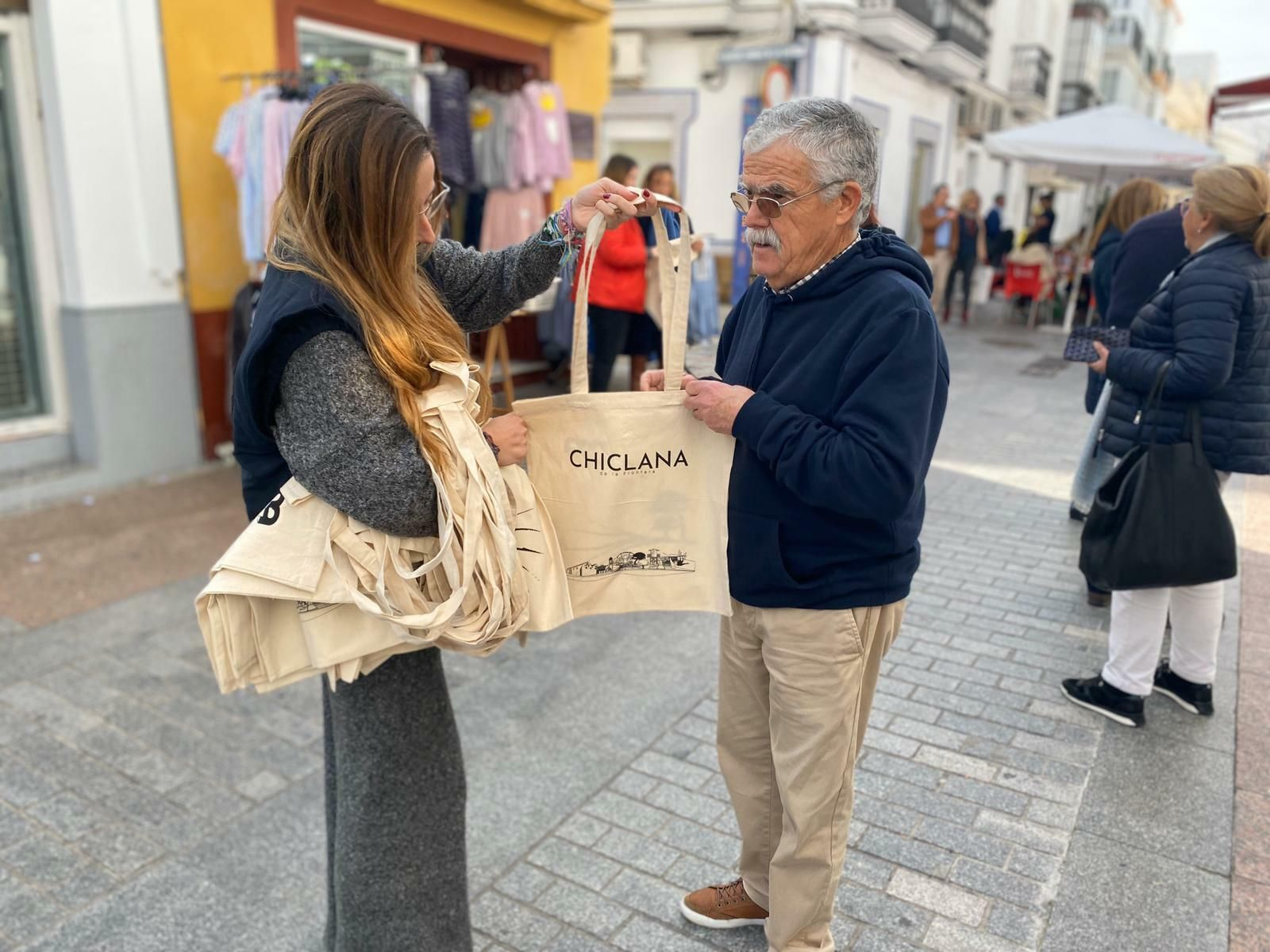 Reparto de las bolsas que se realizaba ayer en distintos puntos del centro.