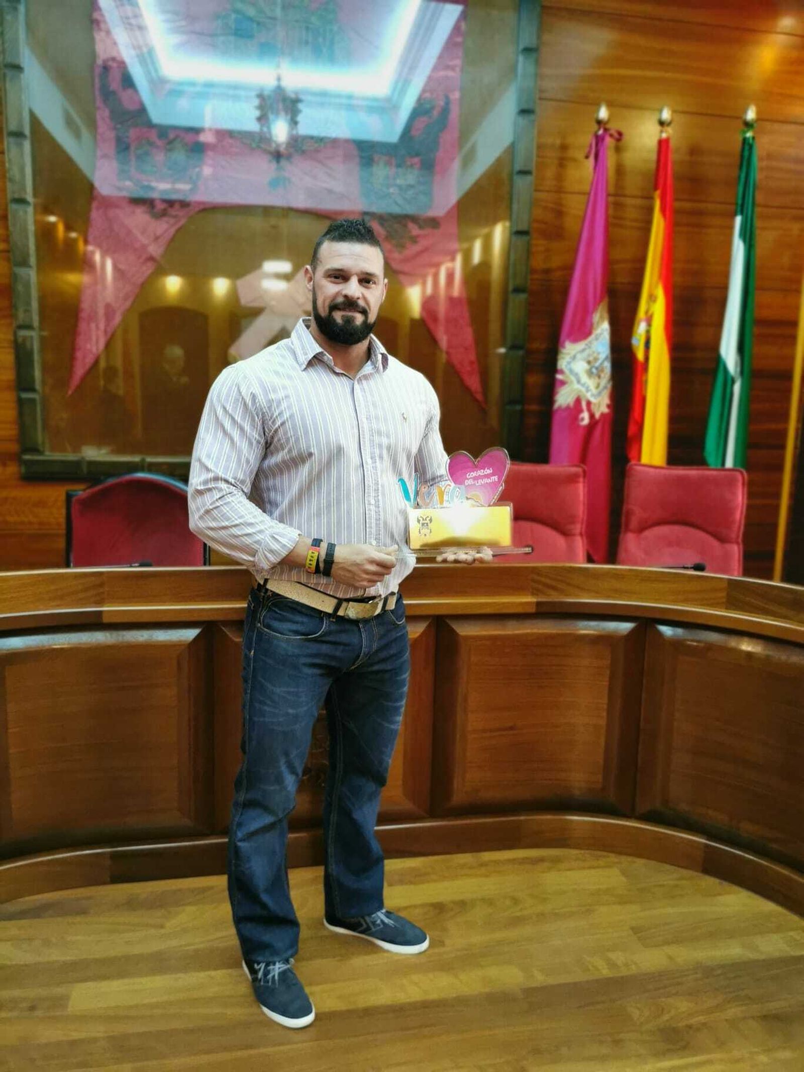 El culturista Andrés Pérez con la placa otorgada por el Ayuntamiento de Vera.