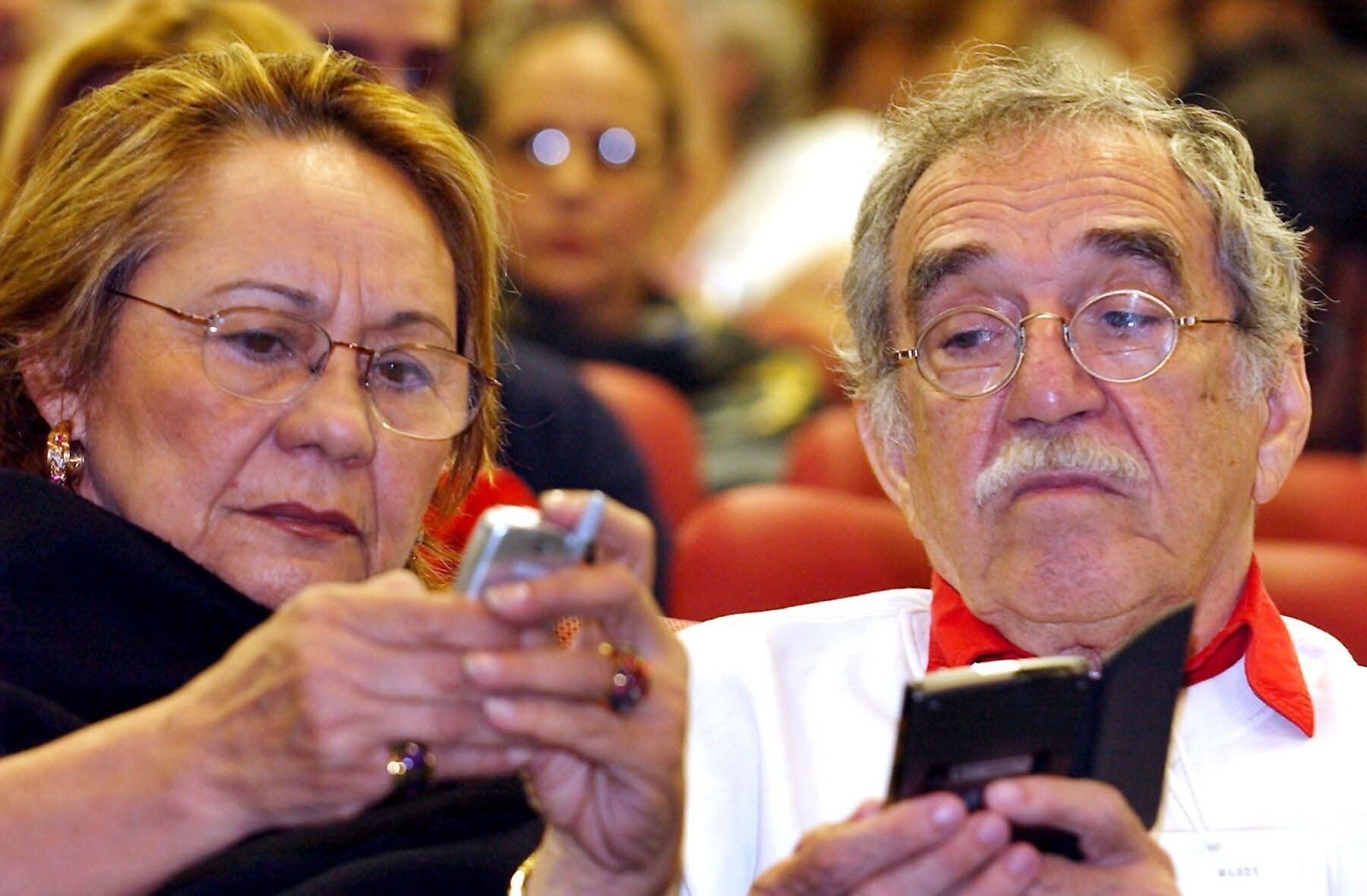 Mercedes Barcha, con García Márquez en el Teatro Karl Marx de La Habana en 2003.