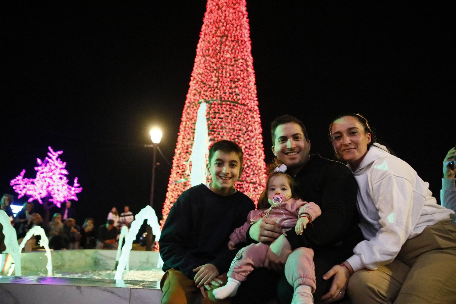 Las imágenes del encendido de la iluminación navideña en el Hospital Torrecárdenas de Almería
