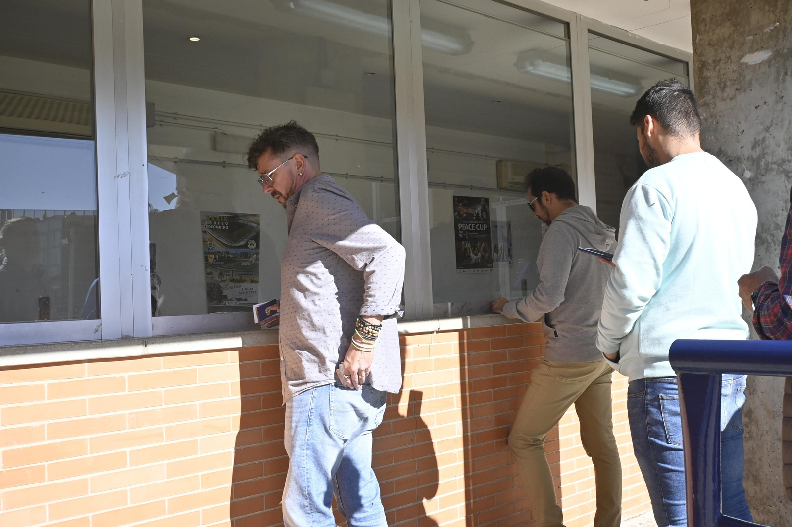 Ambiente en la venta de entradas, para el partido de Copa del Rey en el Colombino
