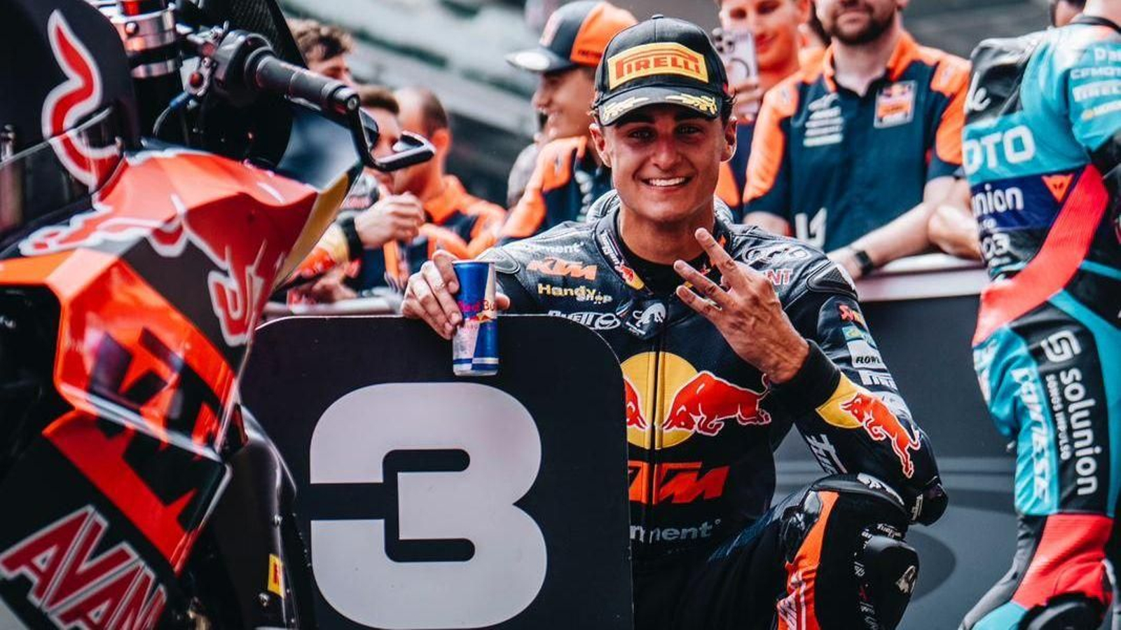 Dani Muñoz celebra su primer podio en Moto2 en Montmeló.