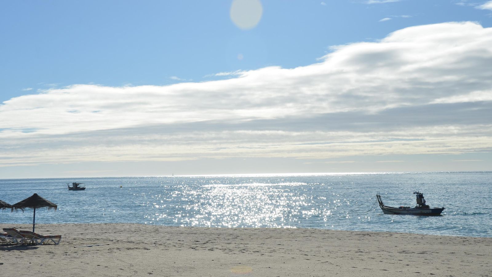Cuánto viste una barquita en la fotografía de una playa bolichera. Cuánto viste una barquita en la fotografía de una playa bolichera.