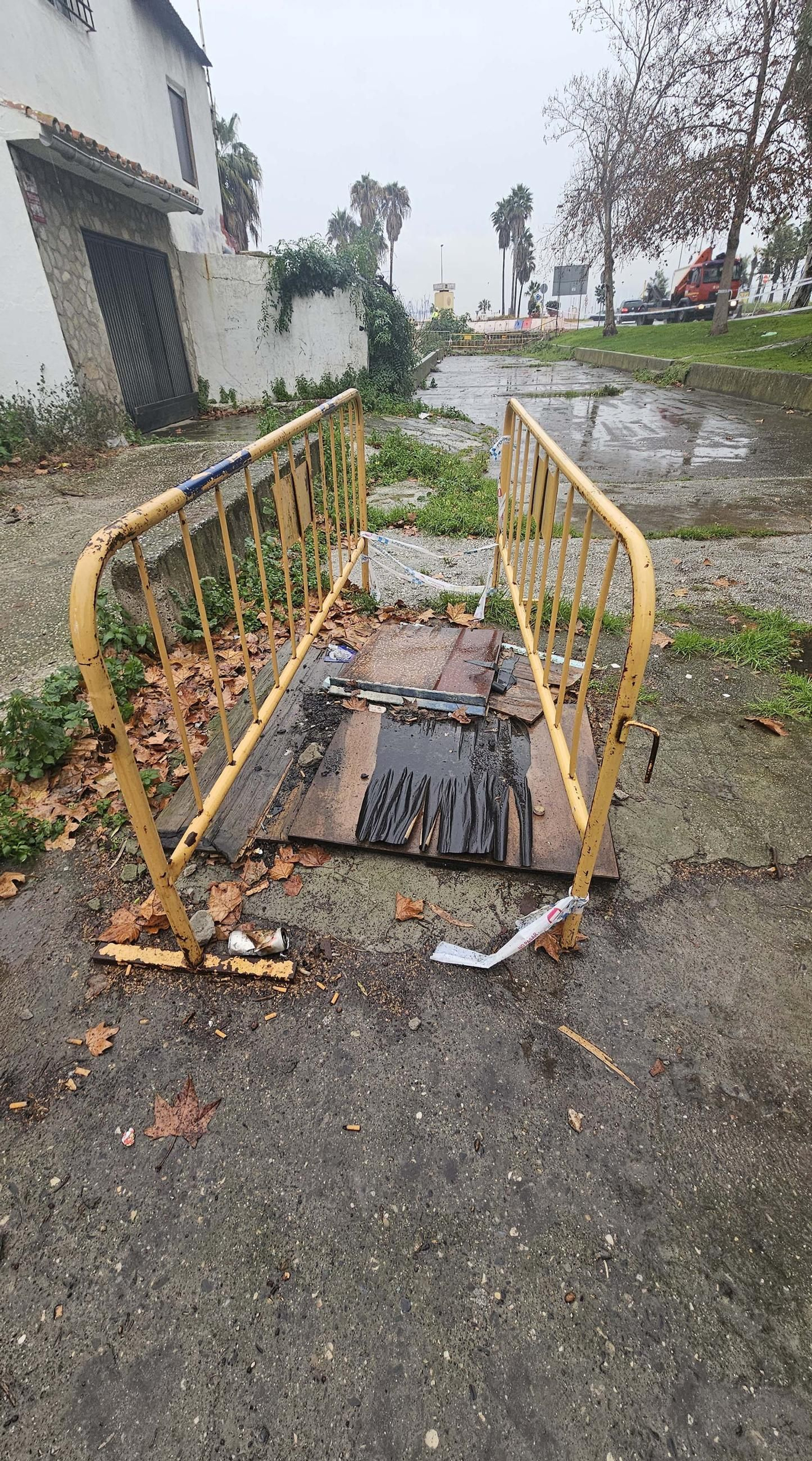 La rotonda del Varadero de Algeciras tras el hundimiento de una plancha de cubría el arroyo del Saladillo, en imágenes