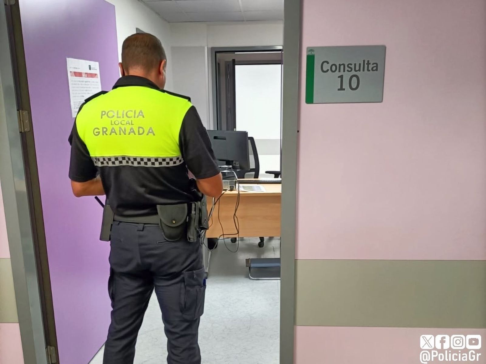 Imagen de un policía local redactando la denuncia en la consulta donde fue detenido el joven