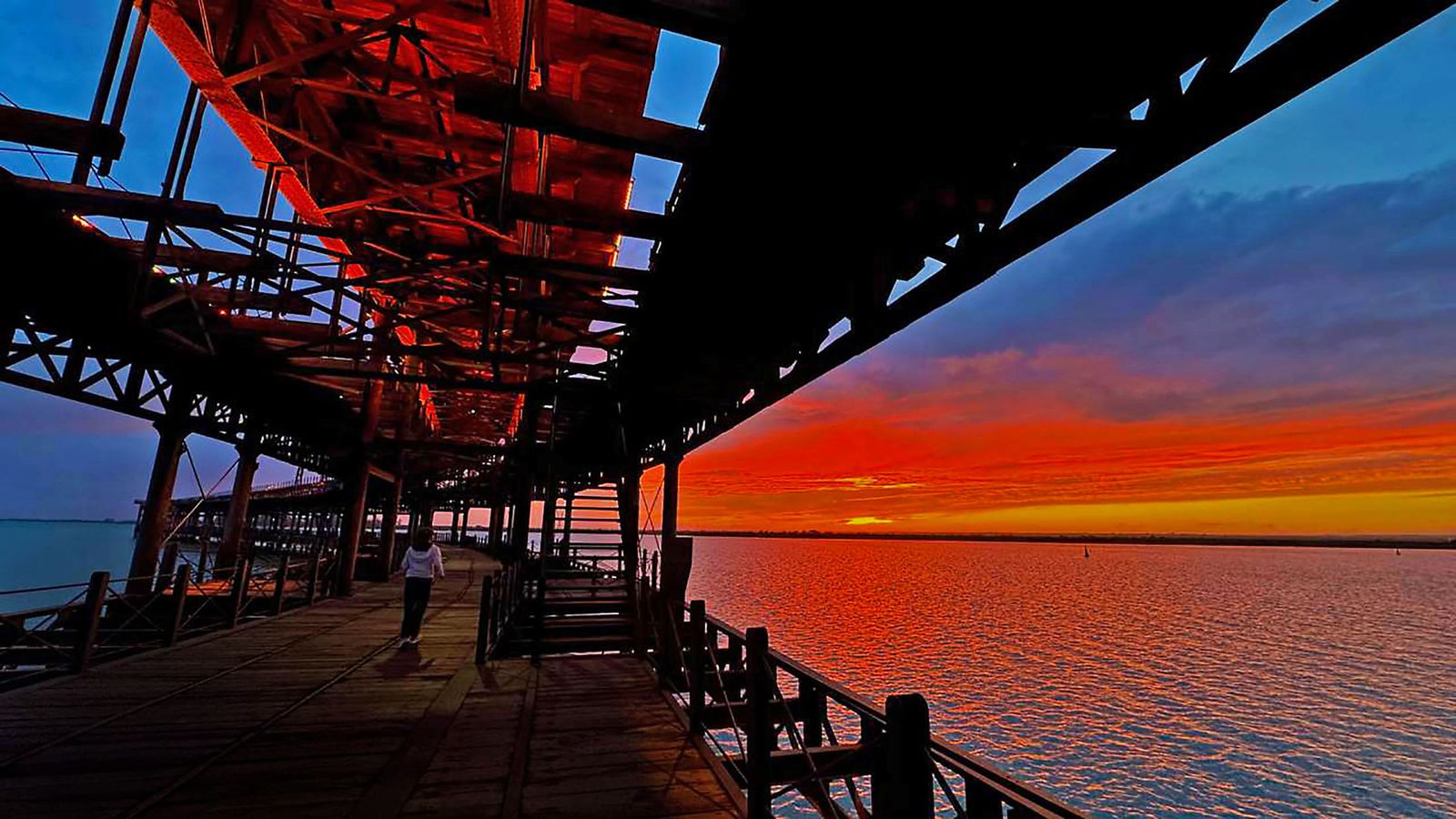 El impresionante atardecer en el muelle de la compañía Riotinto