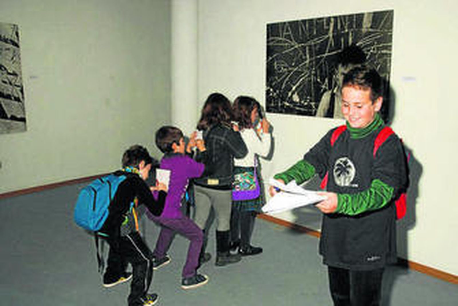 Una actividad realizada por escolares en la muestra de Pérez Siquier.
