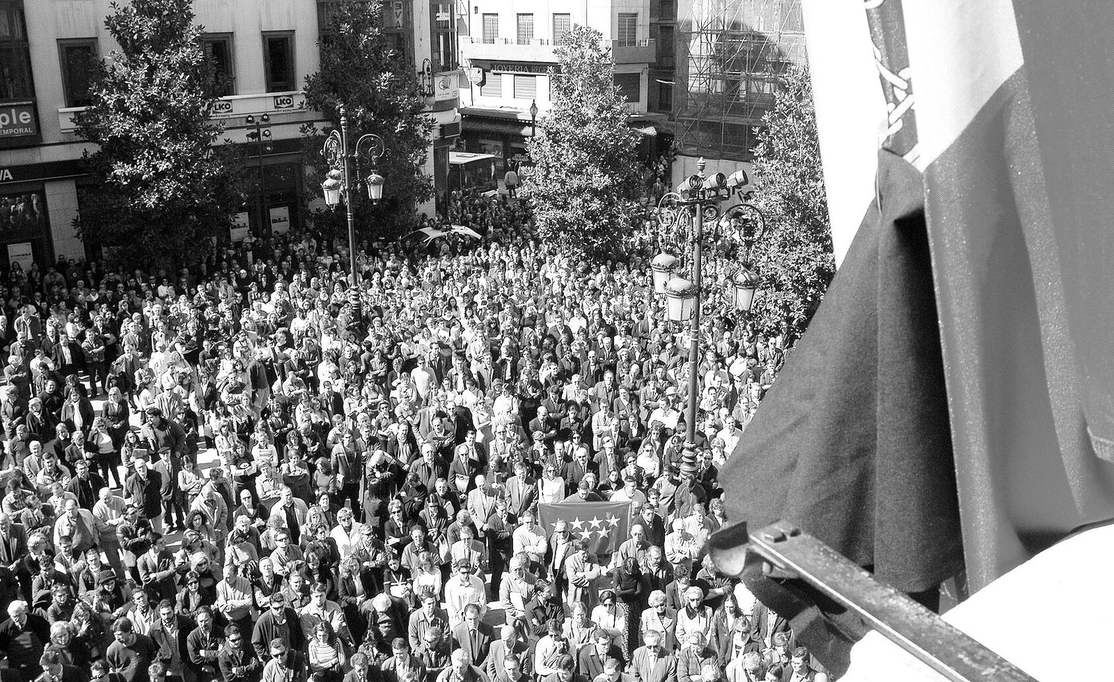 La primera concentración de repulsa fue a mediodía en la plaza del Carmen.