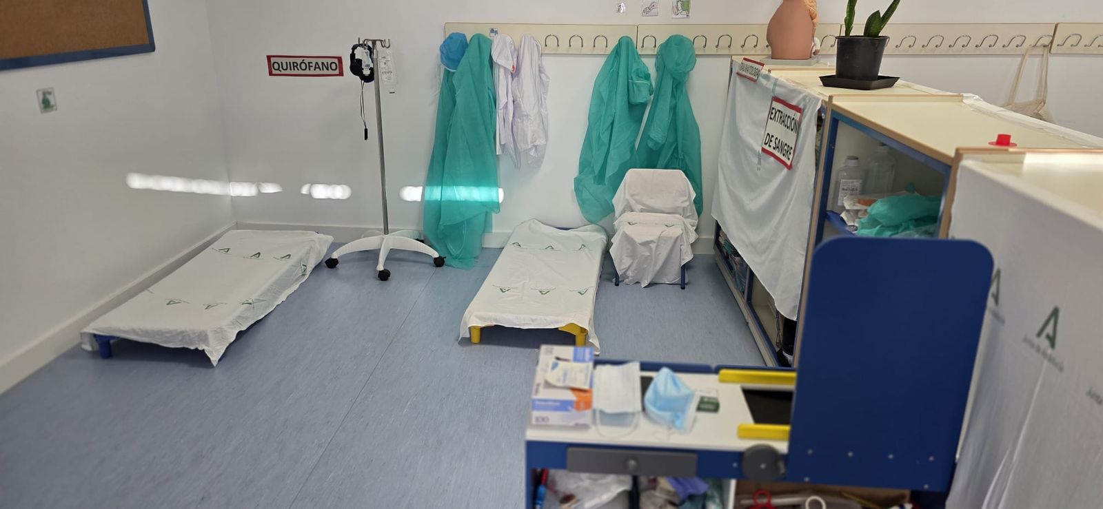 Imagen de un aula convertido en hospital.