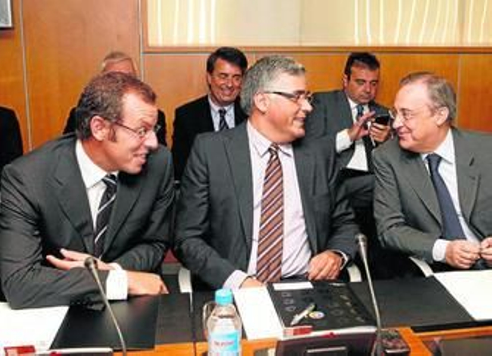 Joan Collet, consejero delegado del Espanyol, entre Sandro Rosell y Florentino Pérez en la reunión de ayer en la LFP. Joan Collet, consejero delegado del Espanyol, entre Sandro Rosell y Florentino Pérez en la reunión de ayer en la LFP.
