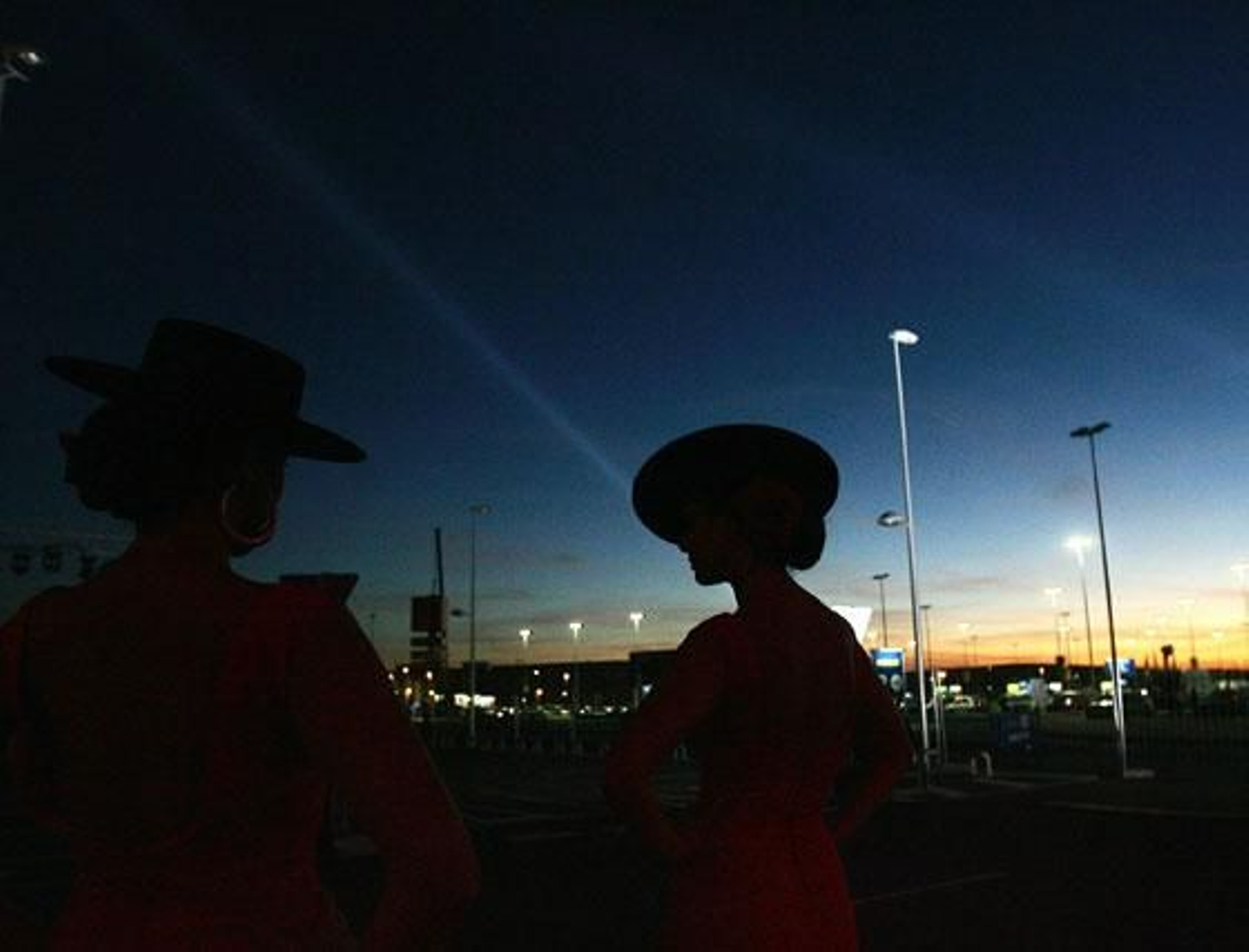 Dos azafatas reciben a los invitados a la llegada a la gran nave de Luz Shopping donde tuvo lugar la inauguración. 

Foto: Pascual