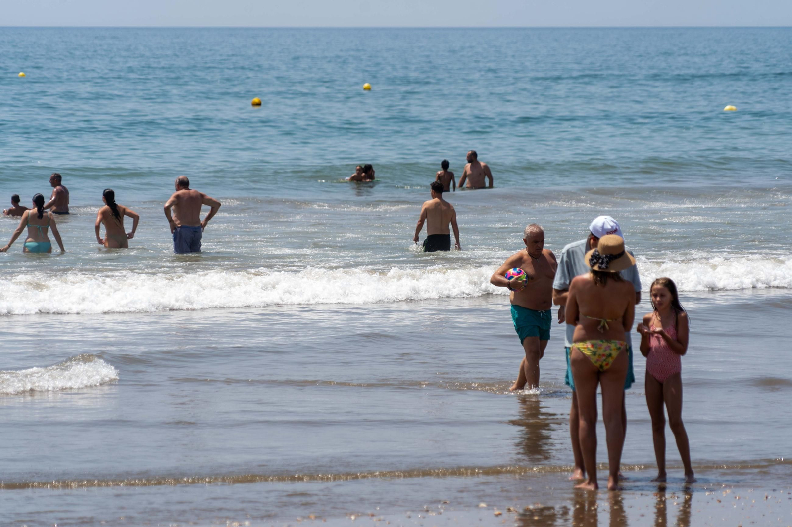 Imágenes de la mañana en las playas de Punta Umbría marcadas por la alerta roja