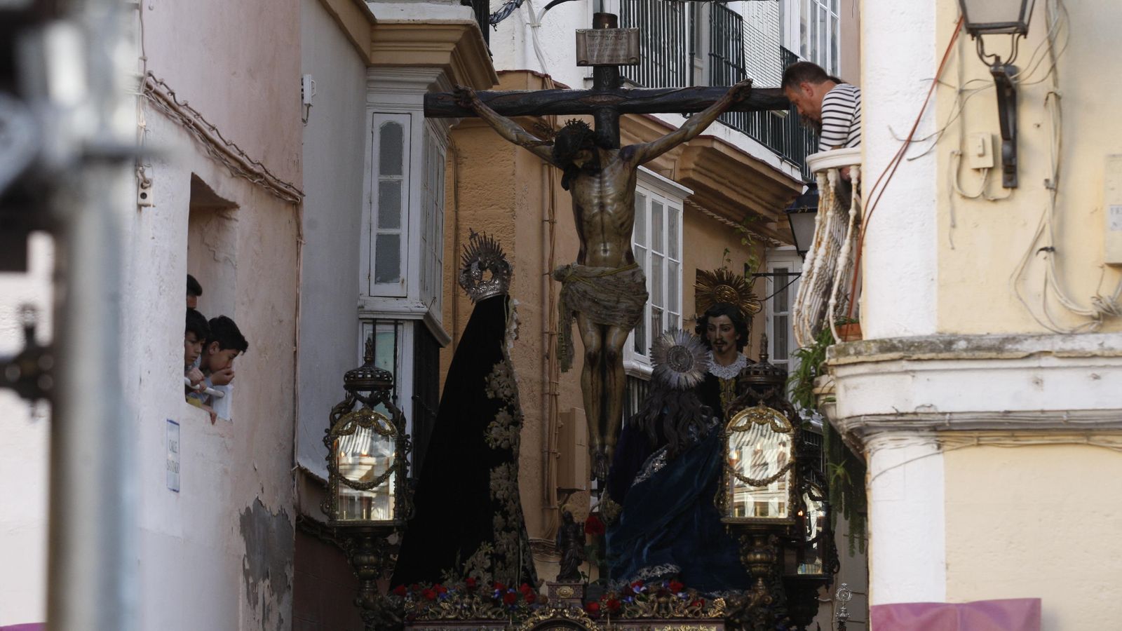 El paso de misterio de Piedad, por la estrechez de la calle Santiago.