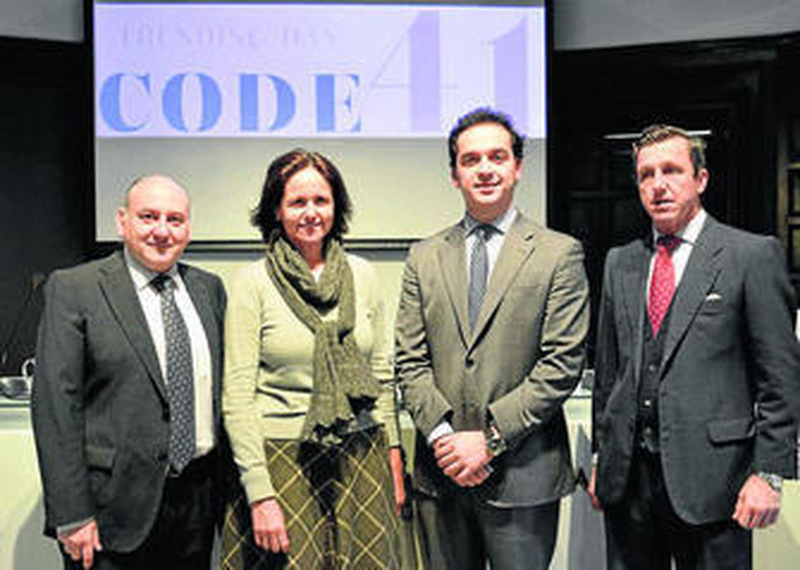 1. Francisco Valderrama, presidente Sevilla de Moda, Ángela Madariaga presidenta de la Fundación Valentín de Madariaga, Ignacio Gurrea, director de coworking Sevilla de Moda, Luis García de Tejada, director general de la Fundación, 2. Ana Fernández, autora del libro 'El backstage de los egoblogs'.