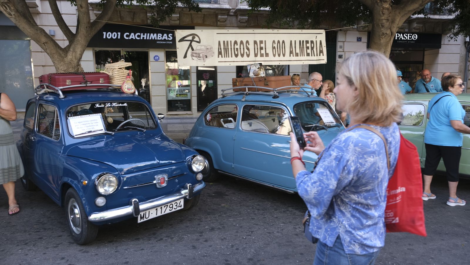 Imágenes de la exposición de Amigos del Seat 600 y Mini Cooper, en la Feria de Almería