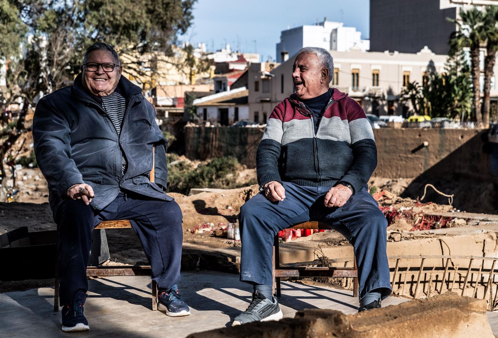 Vecinos en su rato y su terraza desaparecida.