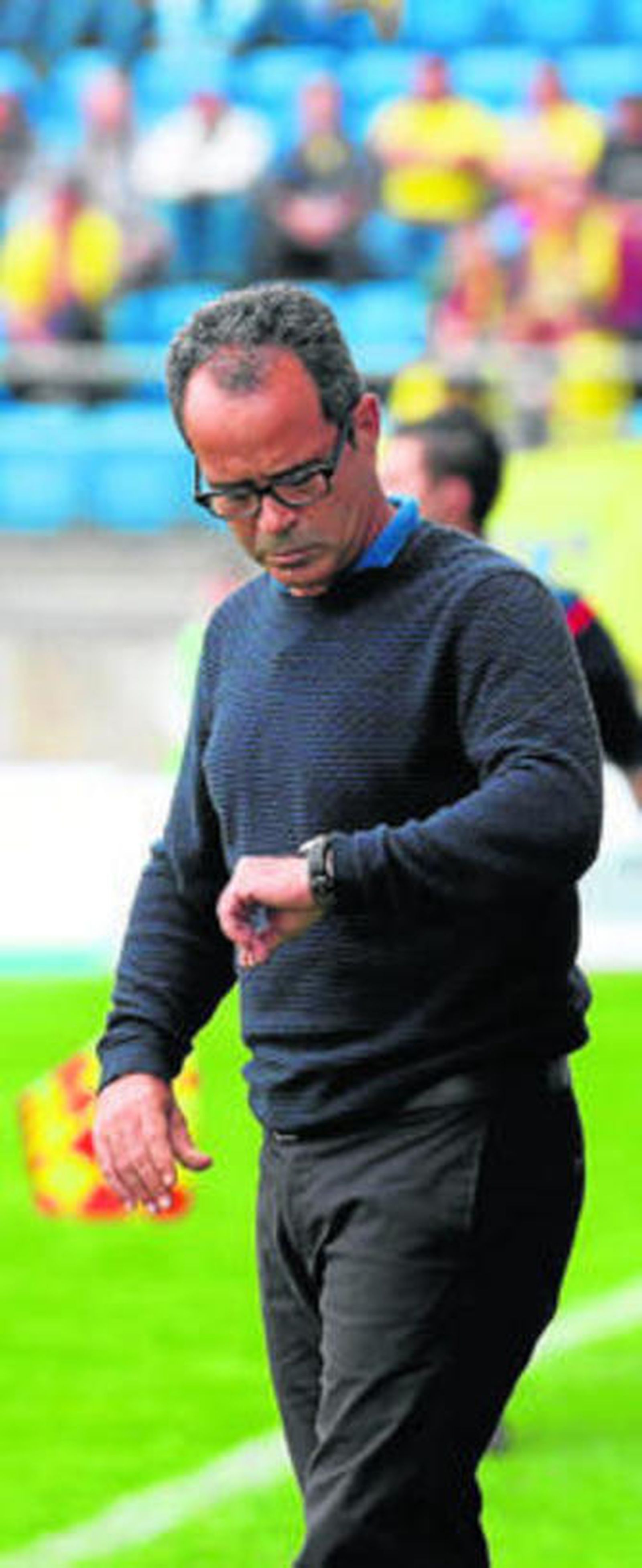 Álvaro Cervera mira su reloj durante un partido de Liga.