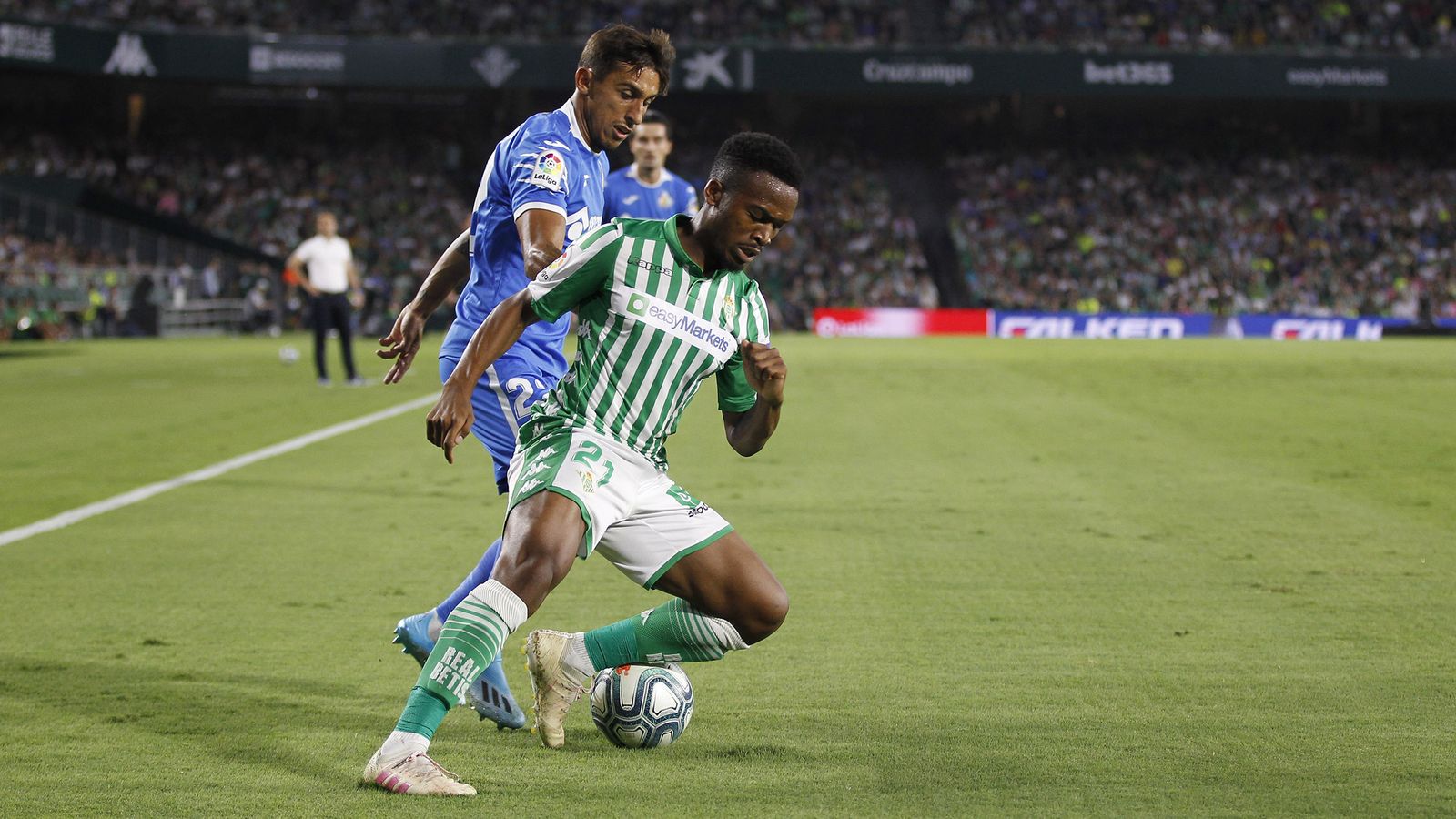 Kaptoum pugna con Damián Suárez en el Betis-Getafe del pasado domingo.