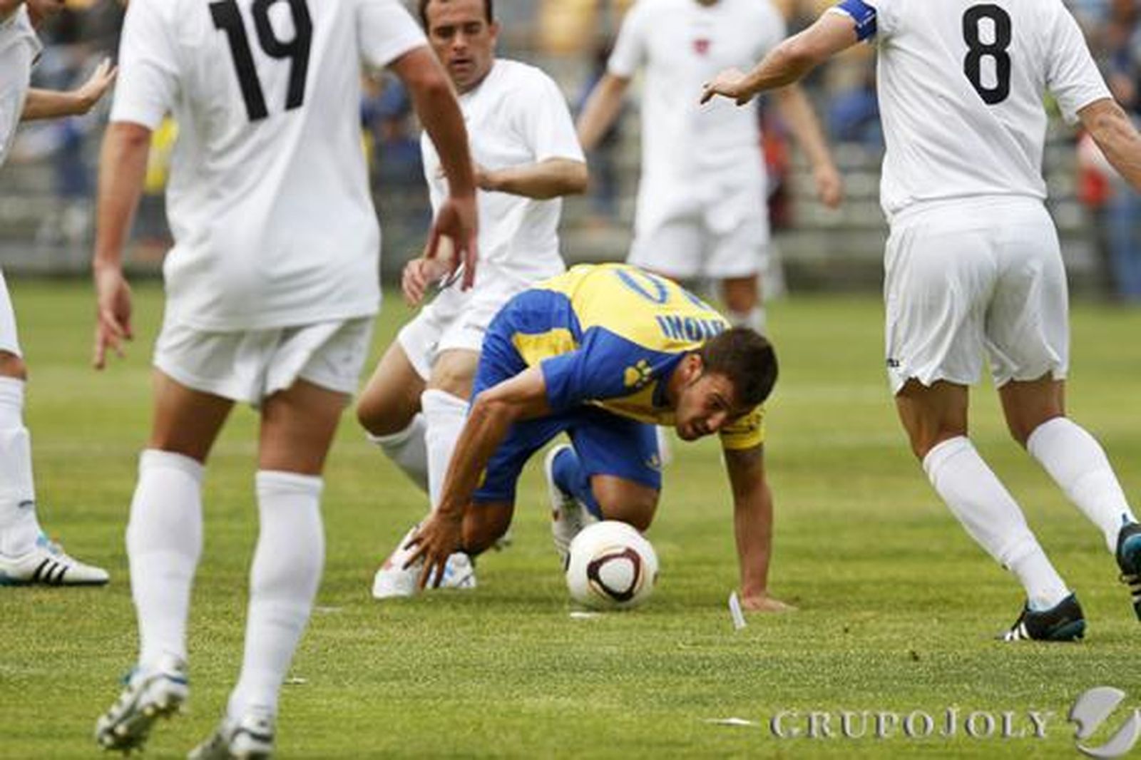 Dioni, totalmente rodeado de contrarios. 

Foto: Lourdes de Vicente