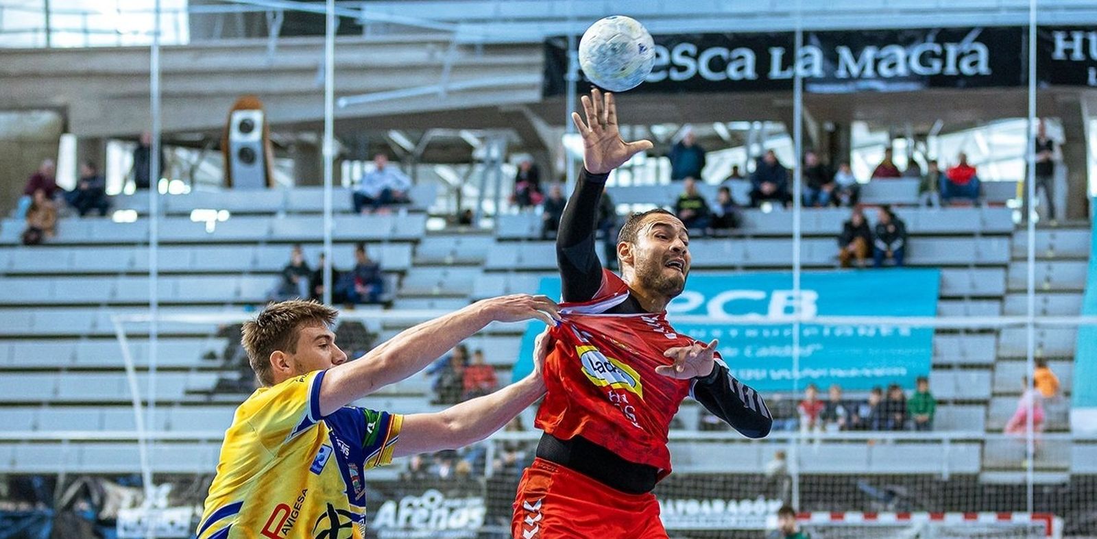 Lance del partido entre el BM Huesca y el Ángel Ximénez.