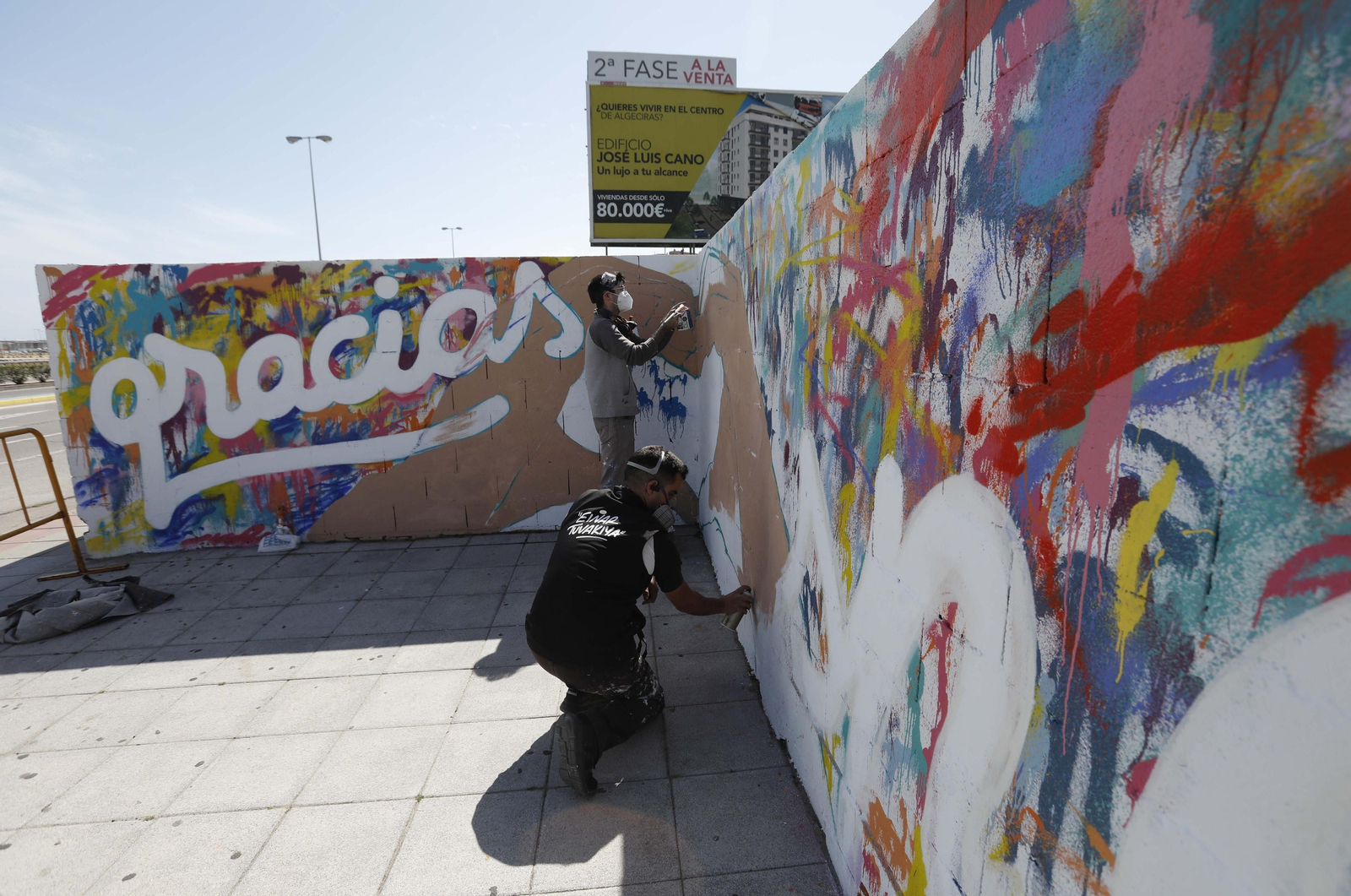 Fotos del mural de agradecimiento a los colectivos de primera línea ante el Covid en Algeciras