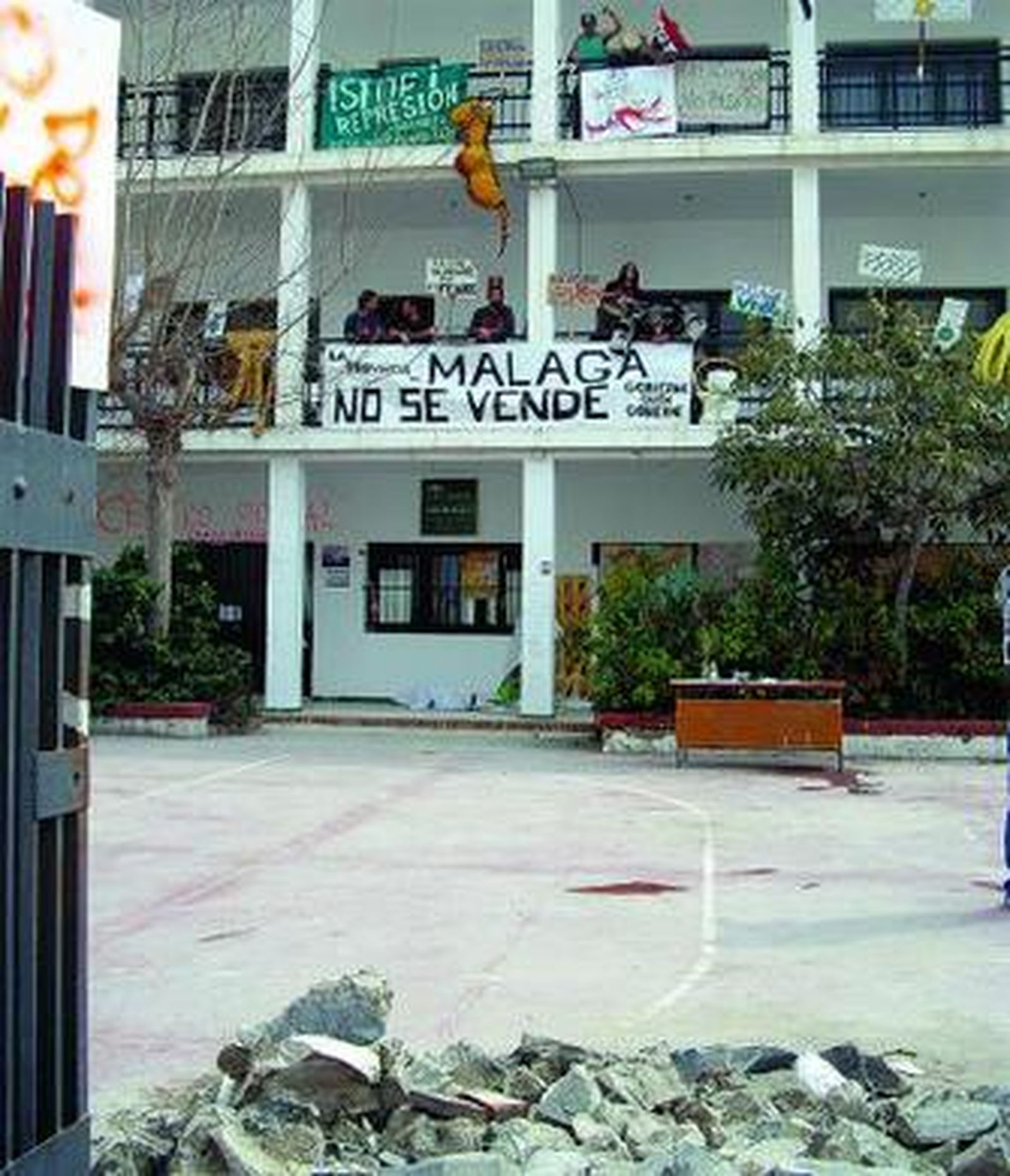 El colegio Gregorio Diego, con las pancartas desplegadas ayer.