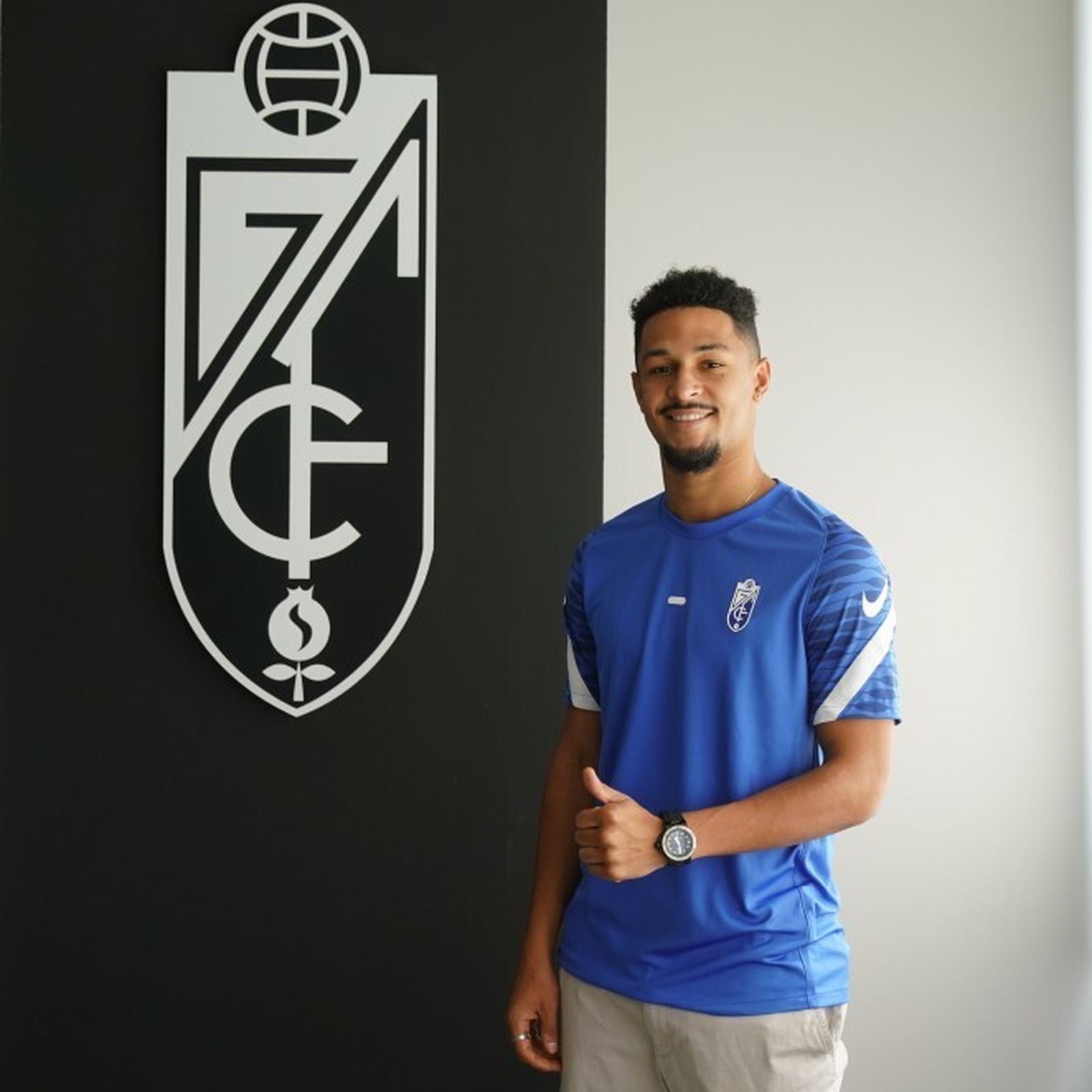 Theresin posa junto al escudo del Granada.