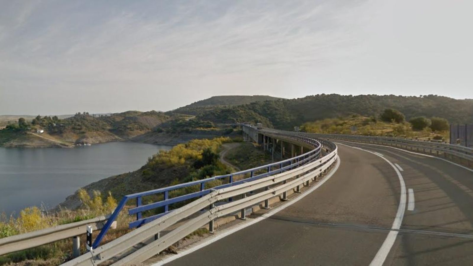 Cuidado en este puente: La recomendación es saltar el quitamiedos e ir protegido tras él. Si vamos por fuera, estaremos demasiado expuestos al tráfico.