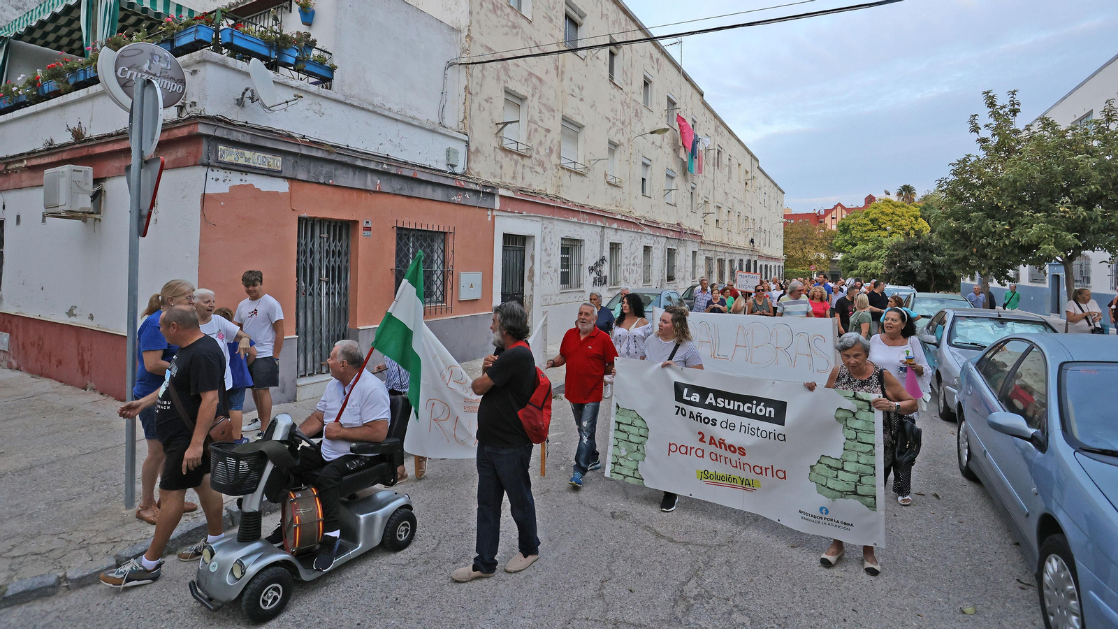 Manifestación de los vecinos de La Asunción de Jerez por los retrasos de la rehabilitación de sus bloques