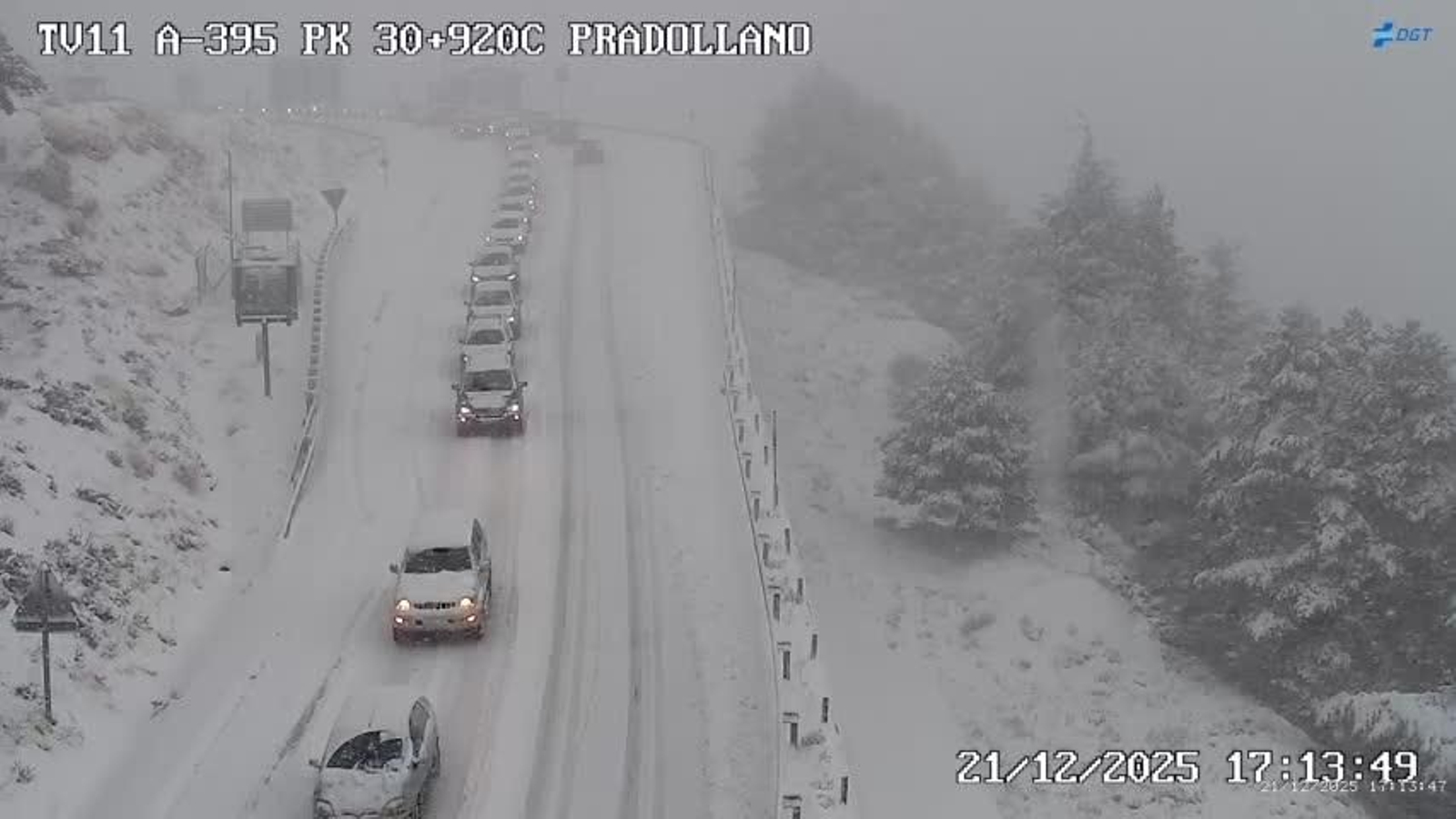 Varios coches circulan por la A-395