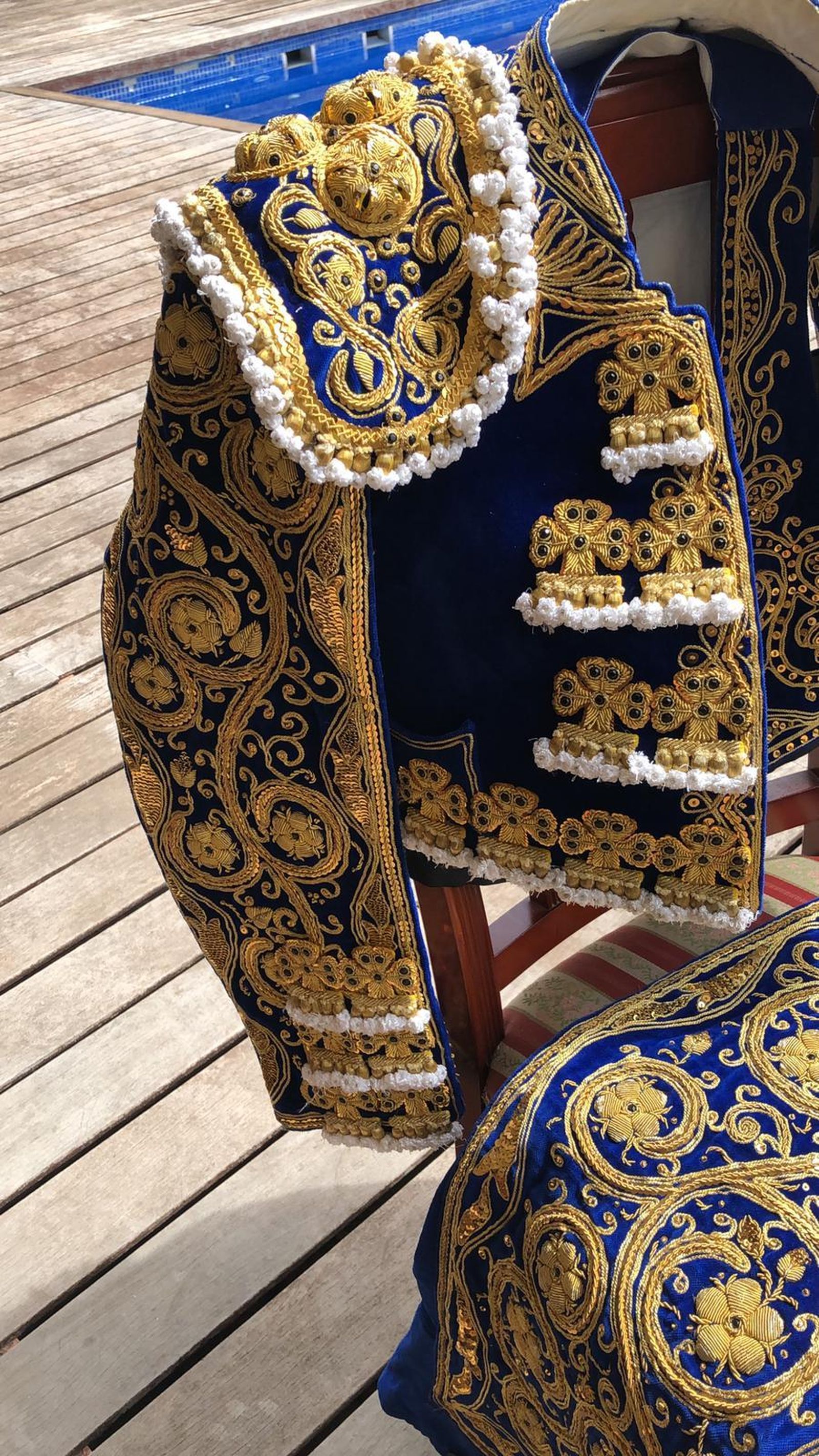 El traje de luces, de José Monje, que se ha subastado para colaborar con entidades sociales de la ciudad.